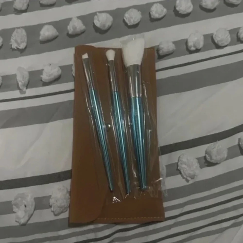Elaina Badro Baby Blues Set of Three Makeup Brushes NEW IN PACKAGE w/ Pouch